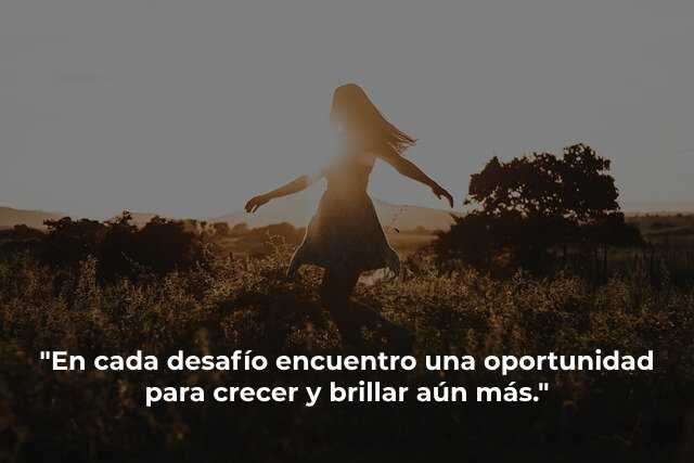 una mujer caminando en el campo con el sol de fondo